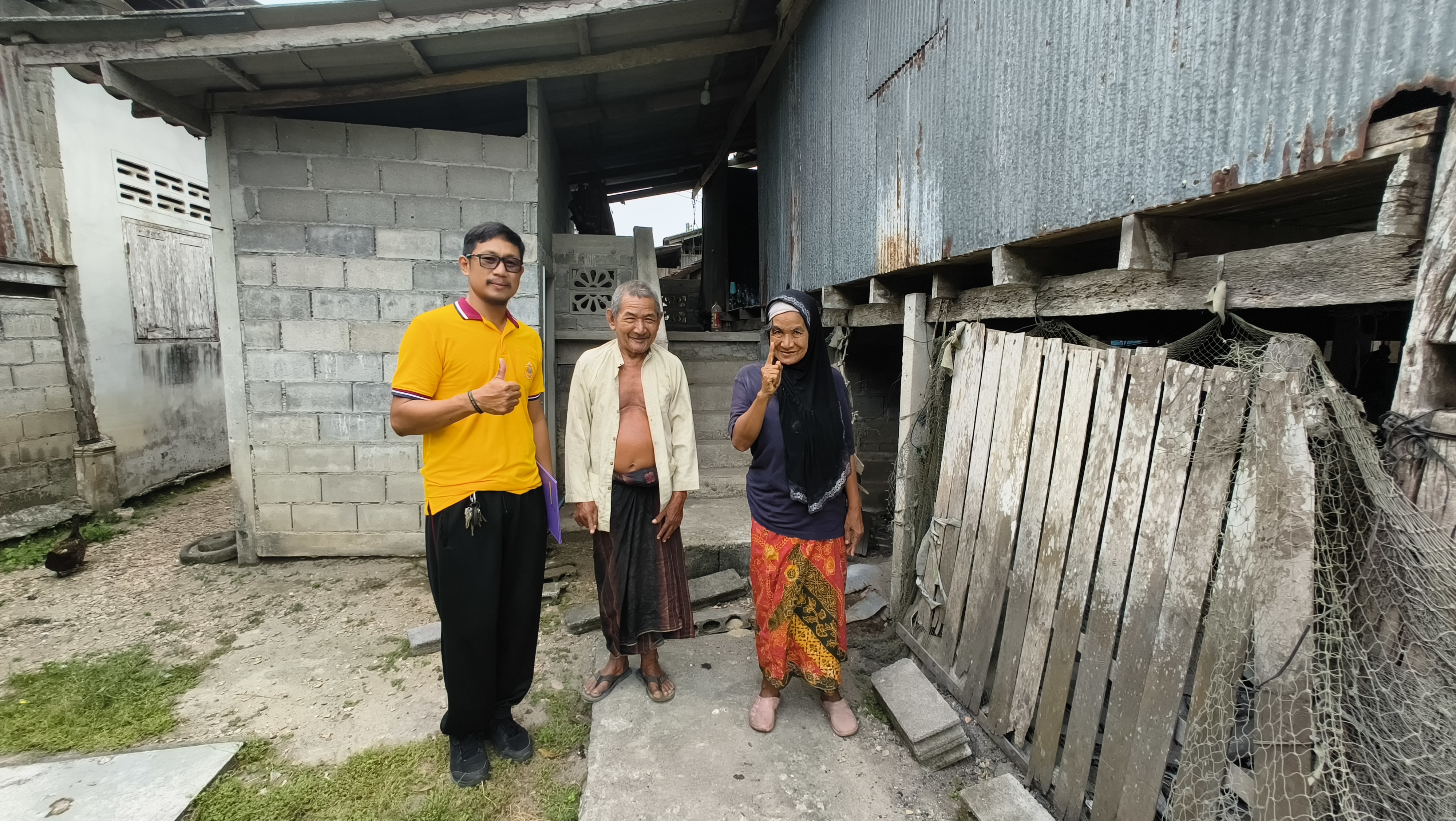 สพอ.เมืองปัตตานี ลงพื้นที่ติดตามครัวเรือนตกเกณฑ์ จปฐ. ปี 2568 ด้านความมั่นคงในที่อยู่อาศัยในพื้นที่ตำบลคลองมานิง และในพื้นที่ตำบลจะบังติกอ