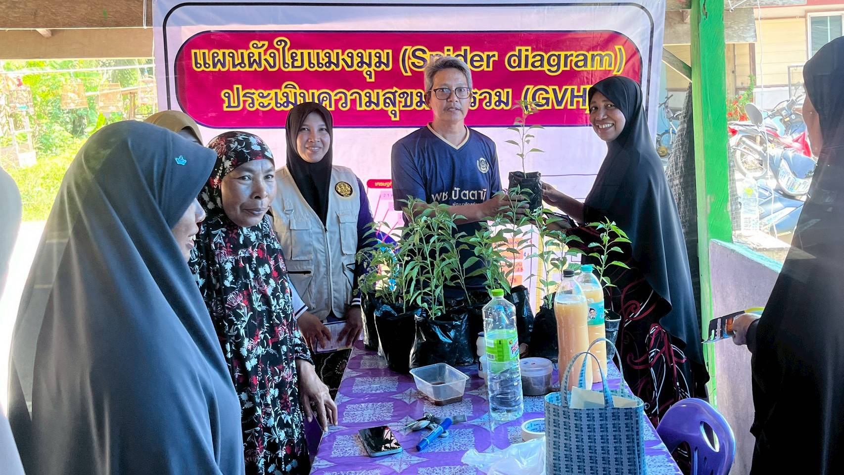 สพอ.เมืองปัตตานี ส่งเสริมการปลูกพืชผักสวนครัวเพื่อสร้างความมั่นคงทางอาหาร เพื่อพัฒนาคุณภาพชีวิตตามหลักทฤษใหม่ประยุกต์สู่ โคก หนอง นา บ้านท่าราบ ตำบลกะมิยอ