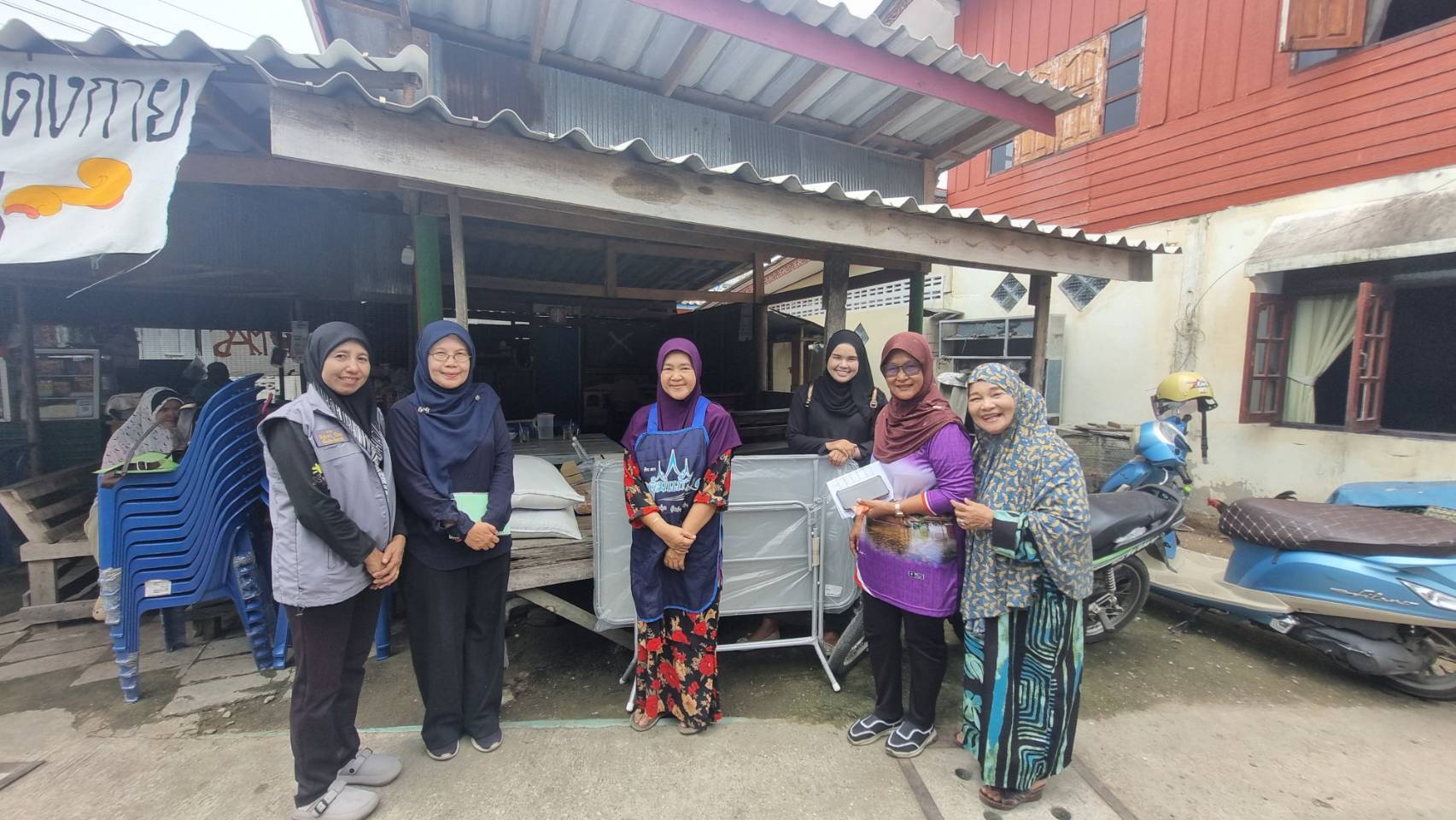 สพอ.เมืองปัตตานี ส่งมอบวัสดุอาชีพ “ส่งเสริมอาชีพค้าขาย" ให้แก่ครัวเรือนเป้าหมาย” ตำบลตันหยงลุโละ