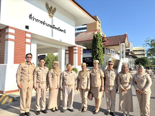 สพอ.เมืองปัตตานี ร่วมกิจกรรมรวมแถวเคารพธงชาติ เพื่อแสดงออกถึงความจงรักภักดีต่อสถาบันหลักของชาติ ในกิจกรรม“ปลูกจิตสำนึก ร้องเพลงชาติไทย